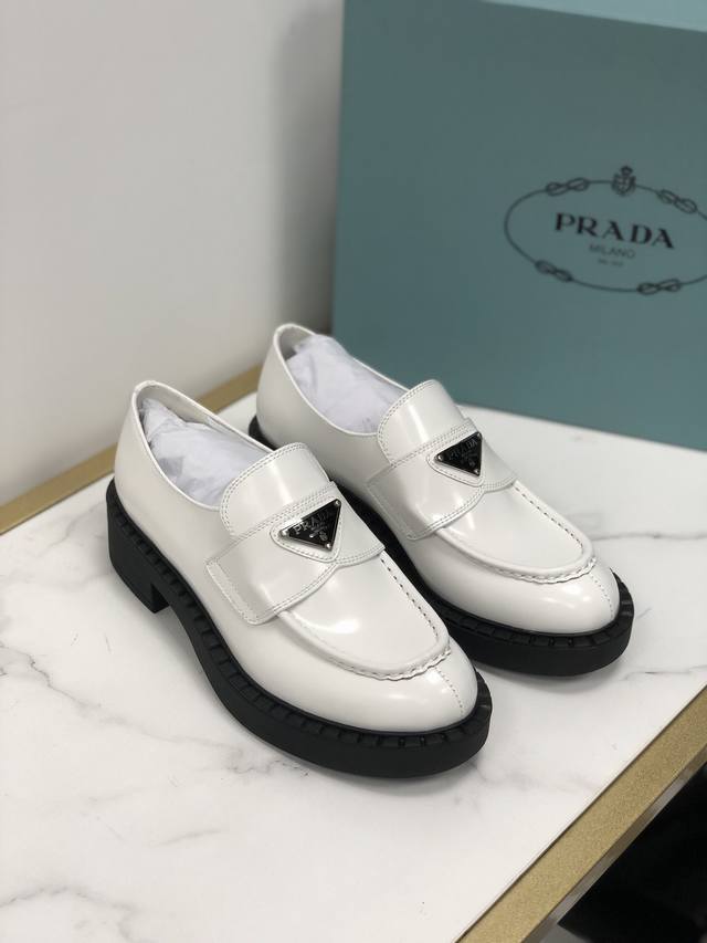 380Prada 普拉达顶级版本三角标一脚蹬乐福鞋小皮鞋 鞋面：采用进口开边珠牛皮 内里：为进口水染牛皮/牛漆皮 鞋底：原版开模哑光A级橡胶，抽真空发泡材质，上