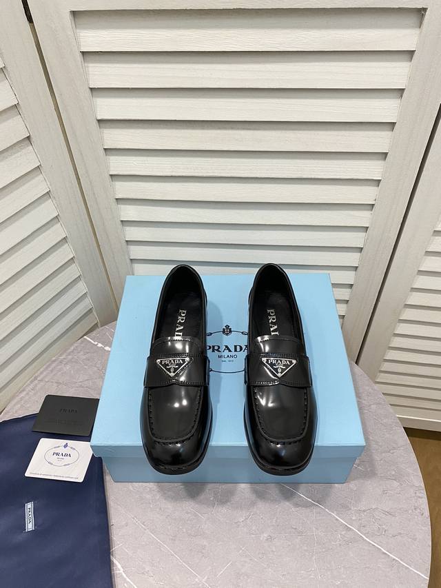 340Prada 普拉达 ”家族经典乐福鞋！ 微圆的方头鞋型，满满英伦贵族学院风！ 经典三角标点缀，气质不凡！ 鞋面：甄选牛漆皮/牛开边珠皮 内里：超软混种羊皮