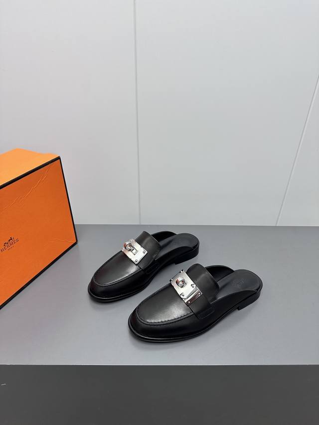 出厂P430 hermes Ss25爱马仕新款 拖鞋 kelly银扣设计升级必须特别表扬，那就是拉宽了的Kelly扣，真的真的真的是绝妙的升级，宽扣摒弃了传统的