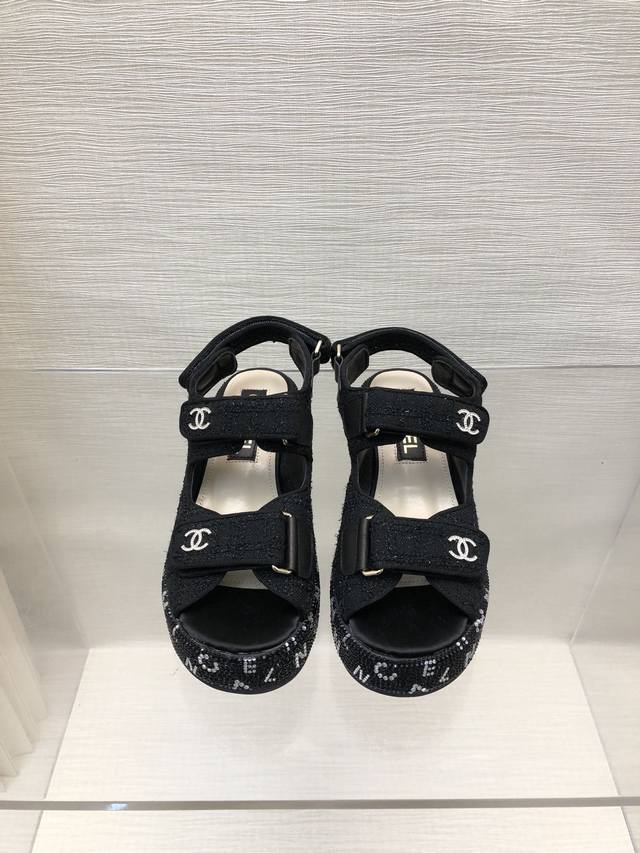 小香25P春夏新品 厚底满钻拖懒人一字拖鞋 懒人必备穿了会上瘾的拖鞋 巨软巨舒服 让你摆脱一切的束缚感 呆萌的面包鞋型 对脚宽的宝宝很友好 大底有一定的厚度