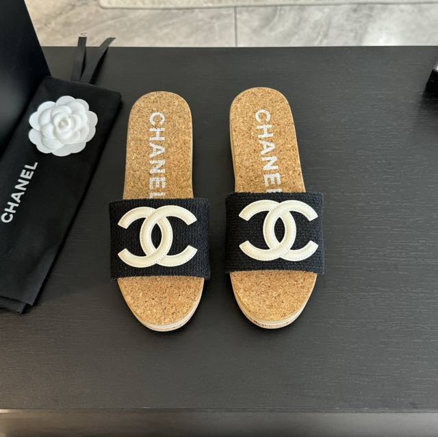 330 chane*｜小香25C春夏新品 珍珠大双C厚底拖鞋 夏天一定要入的凉拖系列 可文艺可时髦 穿搭率实在太高了 pp草鞋面镶嵌双C大Logo 让人耳目一新