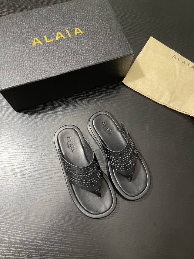 350 Alaa这双夹趾凉拖 简约白色自带清冷感。独特的镂空洞洞设计，打破单调，时髦度飙升。上脚瞬间，休闲与时尚完美融合，无论是漫步街头还是度假出行，都是吸睛利