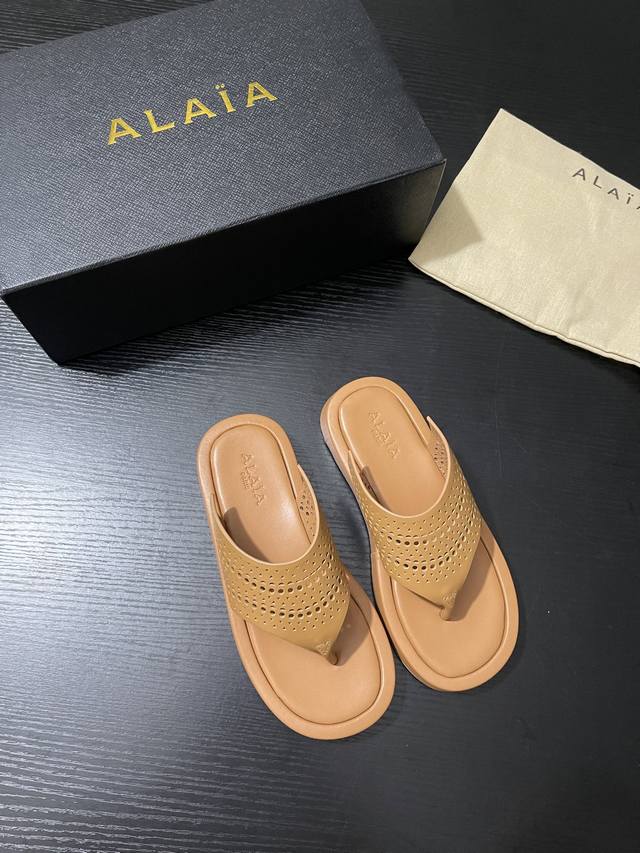 ：350 Alaa这双夹趾凉拖 简约白色自带清冷感。独特的镂空洞洞设计，打破单调，时髦度飙升。上脚瞬间，休闲与时尚完美融合，无论是漫步街头还是度假出行，都是吸睛