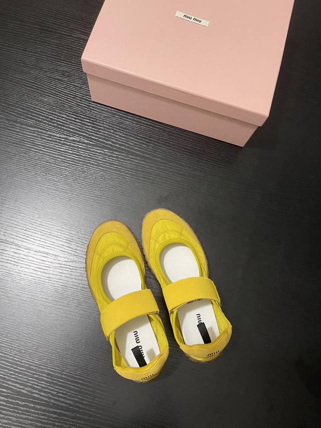 p：340 Miu Mi*玛丽珍 简约又不失俏皮。魔术贴设计方便穿脱，还能自由调节松紧。绗缝鞋面搭配柔软材质，舒适感拉满。无论是甜美风还是休闲风穿搭，它都能轻松