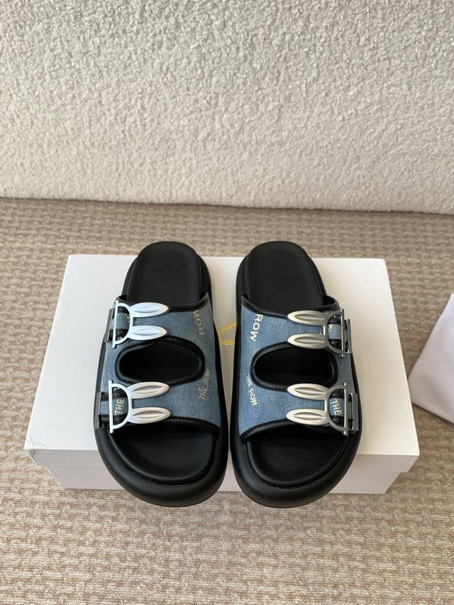 p340The Row夏季兔年款限定休闲萌拖 兔子五金扣饰简易拖鞋！ 这款鞋子给人一眼看去就有种萌萌可爱的感觉，上脚真的很好看，重要是好穿，又撑得成场面，一个夏