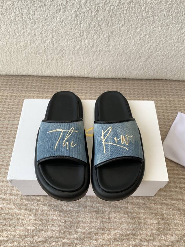 p330The Row夏季刺绣Logo厚底简易拖鞋，第一眼看到这个鞋子给人感觉很简单不起眼 其实上脚很好看，主要也好穿，整个鞋子非常柔软不磨脚。简约百搭款~上脚