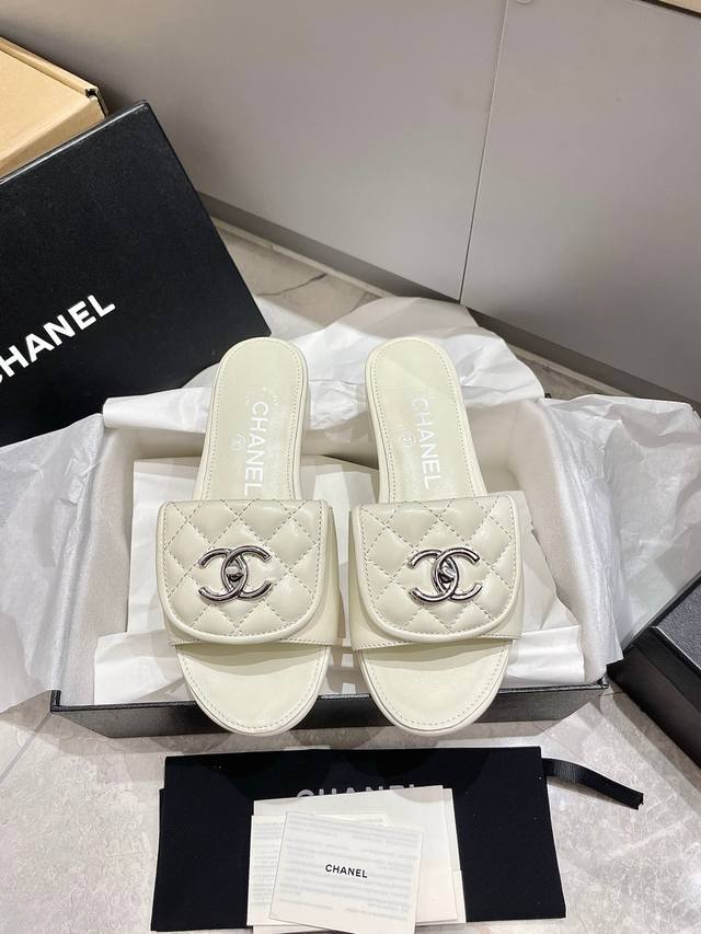 p330 Chanel 小香 24Ss 春夏新品度假 羊皮 懒人拖 小香的一款全新设计 鞋面毛线纯手工编织搭配双C五金装饰 简约百搭上脚超级美的 怎么看都超美