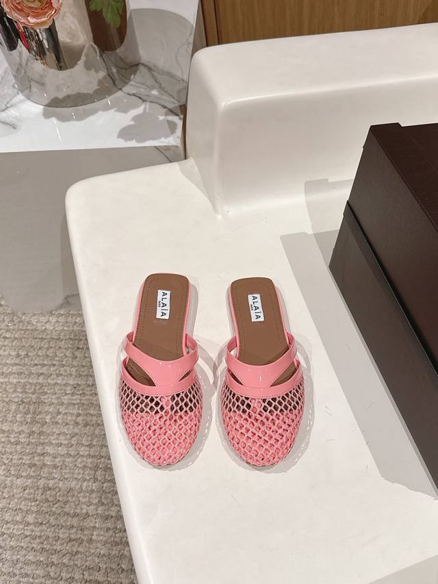 代购级网面350 钻面P380 alaia 25Ss 网面平底夹趾拖鞋 超级别致的设计有种独特优雅气息的感觉 网面夹脚的款式隐藏起来 独特风格配上不同款式 不同