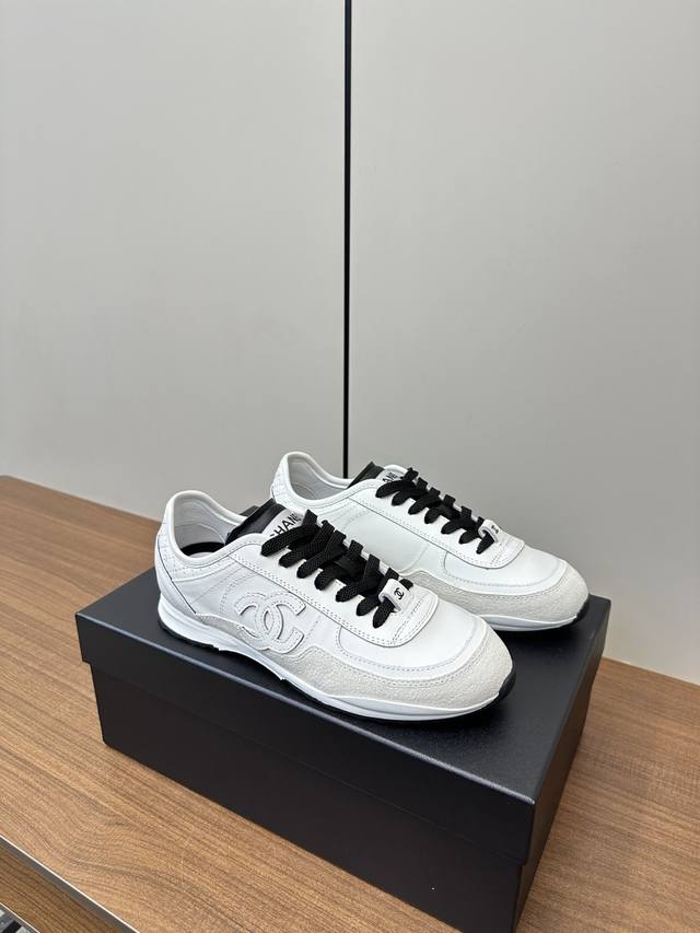 工厂价360 chanel 小香25Ss最新款时尚休闲德训鞋！ chanel新品宝藏球鞋、颜值超高，让人难以释怀！ 超多网红推荐款！对版新色 小牛皮面料拼接荔枝