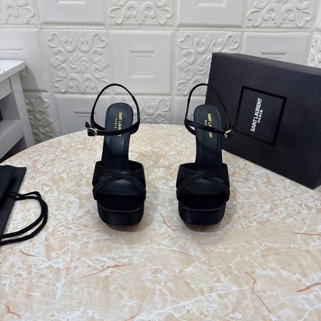 ysl.顶级版本.高品质. 配置全套包装 2024新款 真丝烫钻 防水台高跟凉鞋 鞋面：真丝面料 内里：羊皮 跟高: 13.5Cm/水台3Cm 大底：A级原版黑