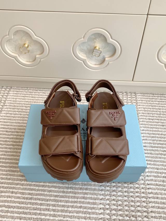 p350 prada普拉达新品交叉带魔术贴厚底凉鞋 顶级品质 这款运动风凉鞋选用牛皮制成，几何图案的灵感源自经典三角形徽标。橡胶厚底设计舒适且别致。 材质与工艺