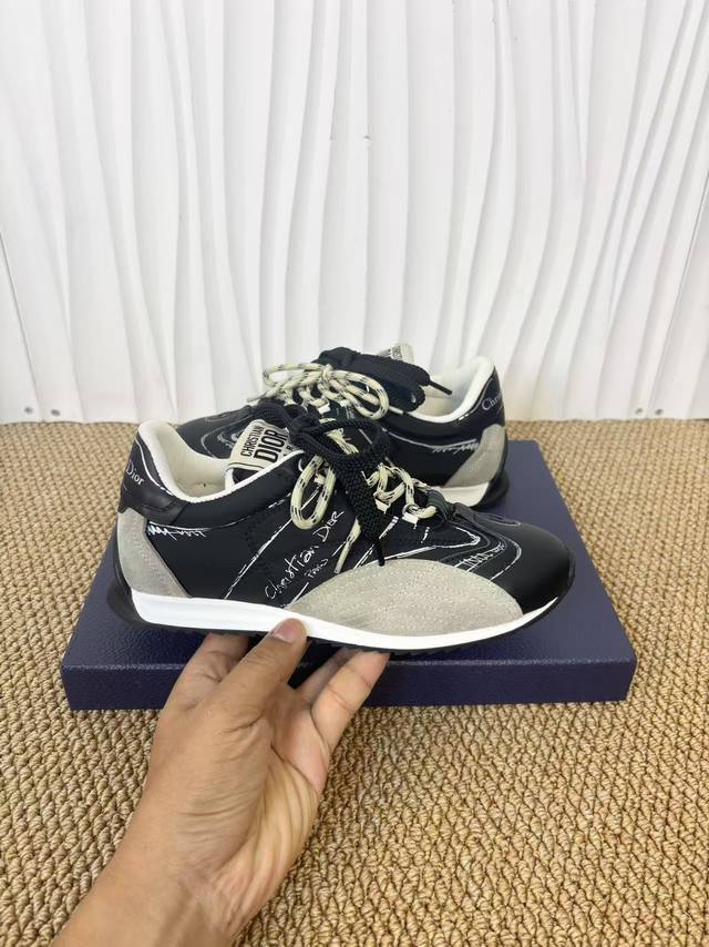 女款P390 男款400 迪奥情侣款 全球首发 | 2025 Dior运动美学新章 dior2025全新系列运动鞋震撼首发，仅在[发售渠道]限量呈现。 这双鞋将