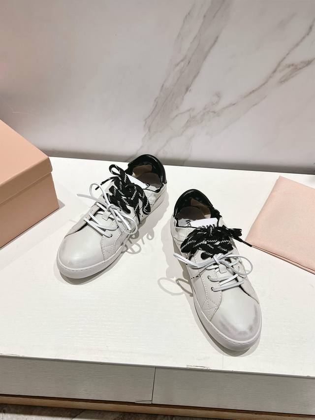 p340 Miumiu 缪缪 25Ss 春夏新款 饼干鞋 阿甘鞋休闲运动鞋，Miumiu最新爆款 前卫大胆的设计，Miu Miu风格融于此款厚底帆布运动鞋的简约