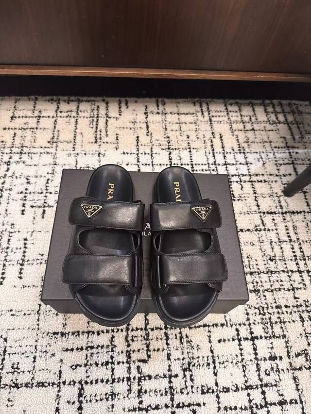 330 Prada 普拉达2025春夏新款凉鞋 罗马厚底魔术贴凉鞋 拖鞋 最新走秀款，经典升级 舒适度与时髦度并存 每个颜色搭配都好看，设计搭配不同风格需求 鞋