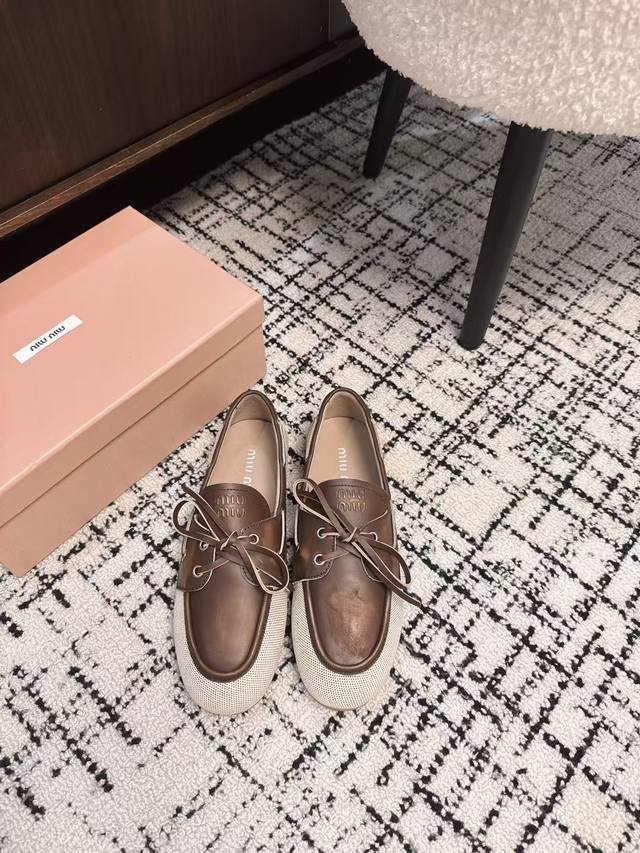 代购级330 miu Miu 缪缪 25Ss 早春新款英伦风系带乐福鞋 miumiu秀场适当“邋遢”擦色工艺独一无二的工艺来自Miu Miu系列的细节特写 新季