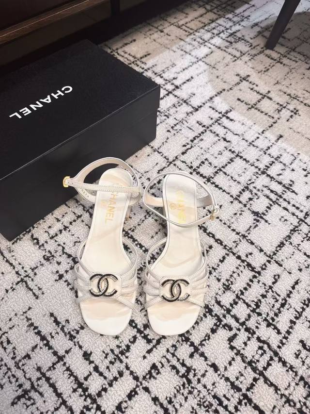 代购级340 chanel 25Ss 香奈儿 凉鞋 单鞋早秋系列火爆上新，这一季香家小爆款！ 真的一眼爱了，经典拼色完美搭配！ 真的超级有个性，是这款鞋子最大的