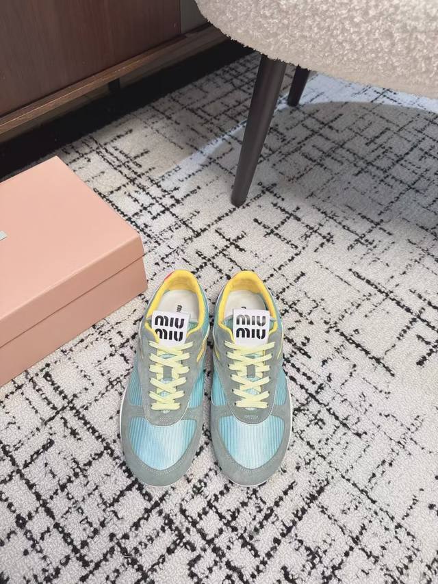 代购级310 miu Miu 25Ss 春夏新款走秀Miumiu 德训 休闲鞋 秀场工艺来自Miu Miu系列的细节特写 新季的潮流要素一 与此刻挚爱的概念，多