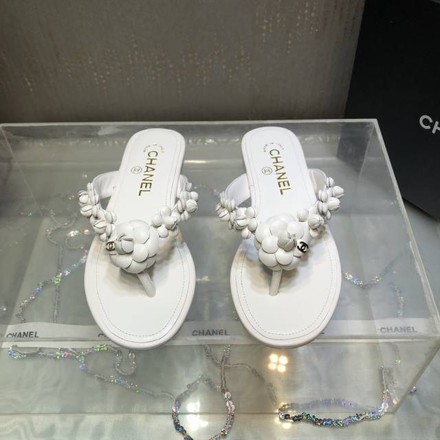 出￥350Chane＊2025春夏山茶花夹趾凉拖鞋！顶级品质 纯手工全真皮立体制作山茶花～重工打造～整对鞋面镶嵌几十朵 上脚超甜美又百搭！人字拖风格好有夏天感觉