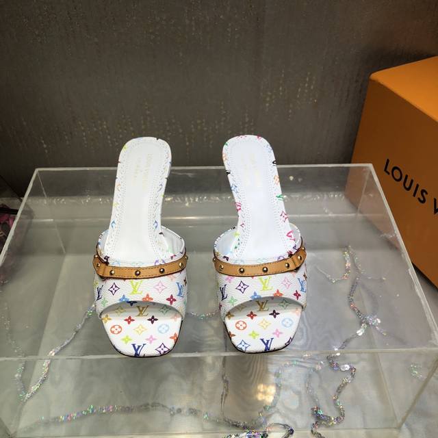 出￥340 ～L V2025Ss春夏 主打最新款 彩色老花高跟拖鞋～性感小猫跟 高级感十足！国内外博主刷爆的一款，复古又时髦 上脚美炸了！平底款上脚也敲级可爱可