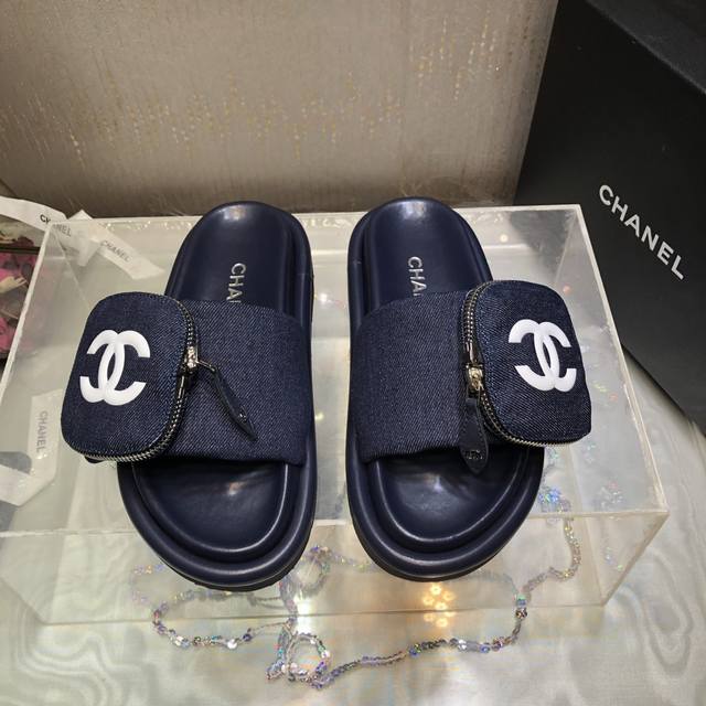 出￥290Chane*25C春夏新品包包魔术扣拖鞋.小香Logo点缀 简约大气 ！厚底上脚增高 立显大长腿效果！ 鞋面：牛仔布 内里/垫脚：羊皮 大底：原版大底