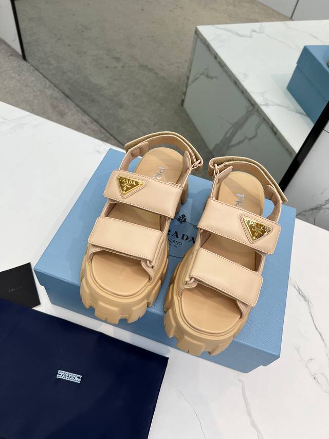 350￥ Prada普拉达春夏走秀新款凉鞋系列 经典厚底凉鞋 面料混种羊皮面 小羊皮内里 原版五金1：1开发 脚感柔软细腻 舒适度极高 百搭款 原版发泡大底 矮