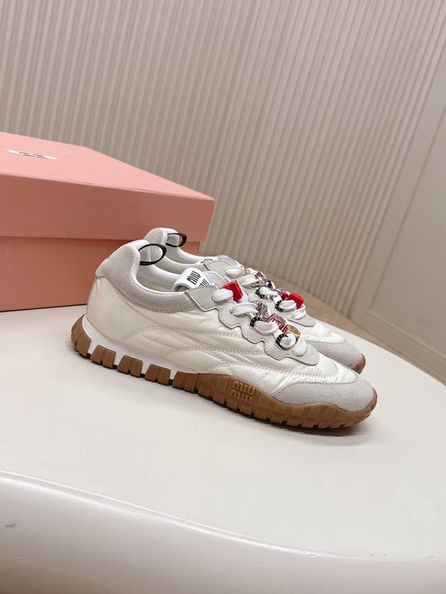 配饰五金扣款 /#缪缪春夏新款 饼干鞋 阿甘鞋休闲运动鞋 miumiu最新爆款 前卫大胆的设计，Miu Miu风格融于此款厚底帆布运动鞋的简约线条， 别致徽标饰