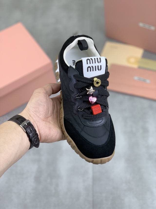 工厂价P350（加扣款） 实价 缪缪春夏新款 饼干鞋 阿甘鞋休闲运动鞋 miumiu最新爆款 前卫大胆的设计，Miu Miu风格融于此款厚底帆布运动鞋的简约线条
