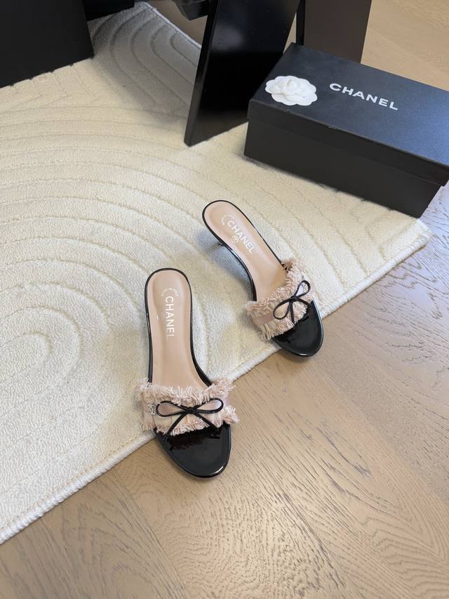 p360 Chanel 蕾丝边系列凉鞋 简约而不简单的款，上脚特别显脚细。 鞋面定制面，内里垫脚羊皮，真皮大底。 跟高5/8Cm size:35-39 其它码数