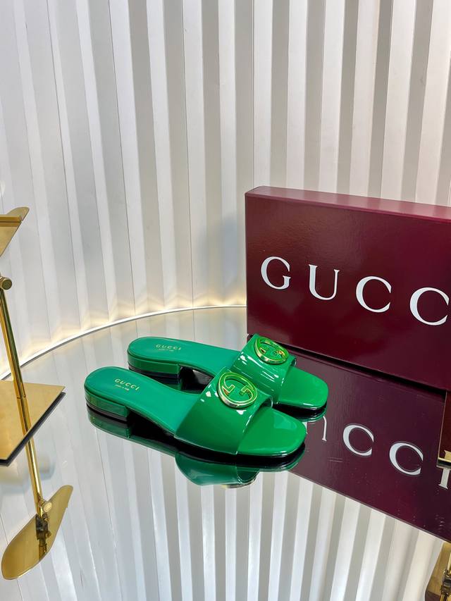 340 25开春款古奇/ Gucci互扣式双G拖鞋双G铜扣，配饰以明艳调和经典图案，为传统材质汇入盎然新意。标志性互扣式双G与铜扣巧妙搭配为该鞋款注入夺目光彩