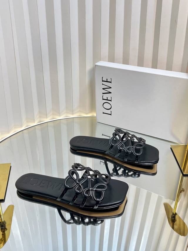 300Loew* 罗意威 25Ss 春夏新品 拖鞋 疯狂种草简约设计感觉更干净优雅 让你念念不忘 颜色也很耐看漂亮，上脚瞬间气质十足气场，简直无敌帅气有型 鞋面