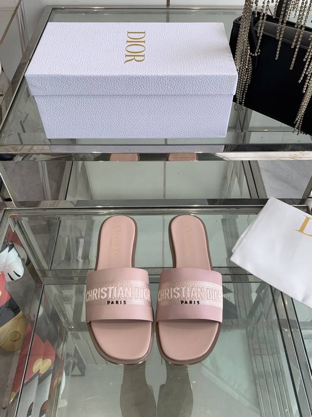 270Dior 迪奥 25Ss春夏新款 D-Lane 平底圆头 露趾拖鞋 凉鞋春季季成衣系列的新款单品，来自 Iviera 限定系列，兼具高订风格和休闲气质。不