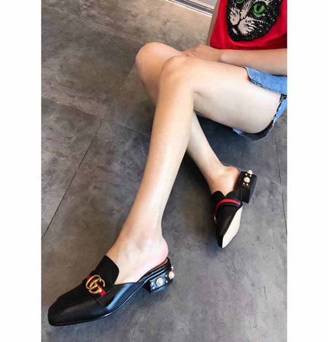 p220 [红包]2022时尚风向标 Gucci古奇官网 致美时尚，单鞋半拖鞋 方头珍珠百搭职场随意搭配。这款线条简洁利落的凉鞋堪称是永不过时的经典鞋履。鞋面上
