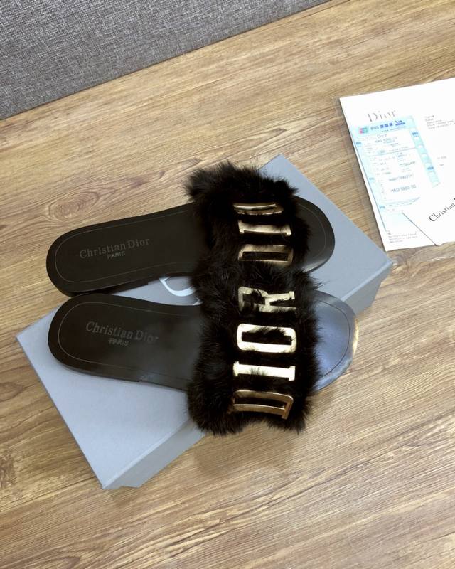 p170$顶级版本[强][强] Dior 迪奥18Ss新款走秀爆款字母金属Logo懒人兔毛拖鞋，众多网红上脚，代购级别，上脚时尚舒服，适合任何服饰搭配，萌妹子的