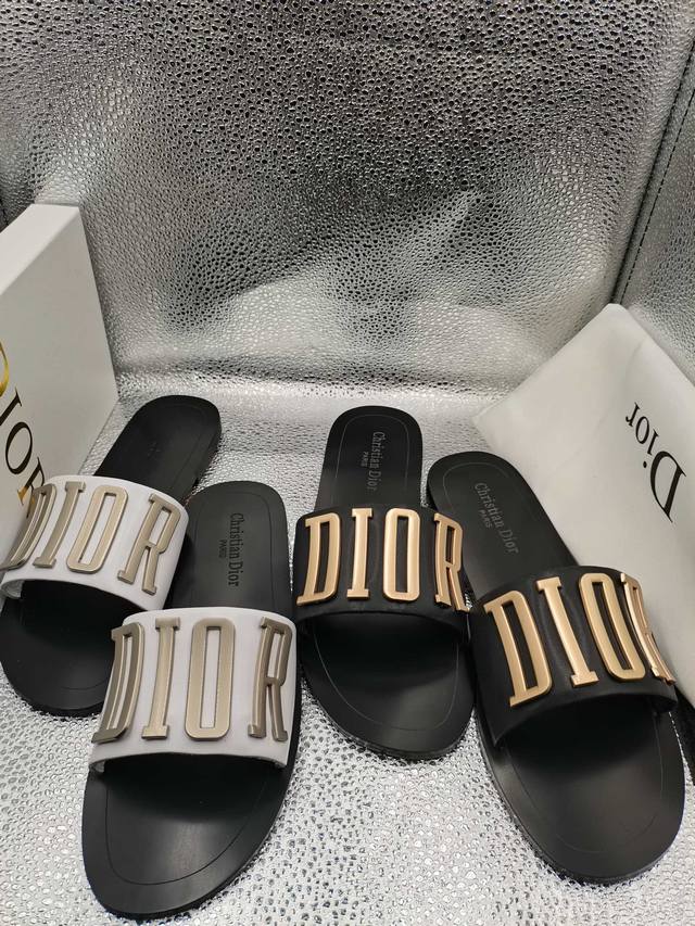 p160$顶级版本[强][强] Dior 20'ss 迪奥 新款走秀爆款字母金属Logo懒人拖鞋，众多网红上脚，代购级别，上脚时尚舒服，适合任何服饰搭配，萌妹子