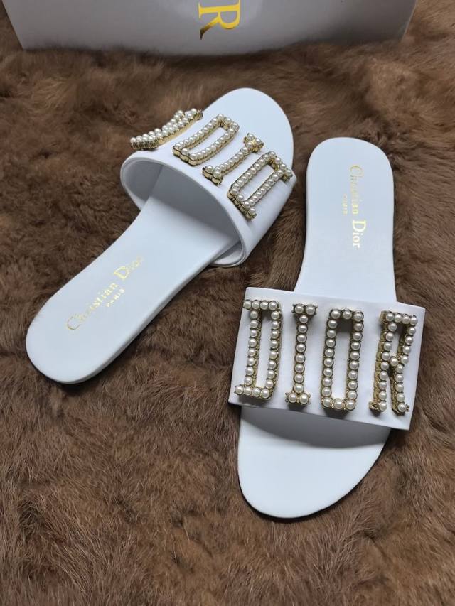 p180顶级版本[强][强] Dior 2024Ss 迪奥 新款走秀爆款珍珠字母金属Logo懒人拖鞋，众多网红上脚，代购级别，上脚时尚舒服，适合任何服饰搭配，萌