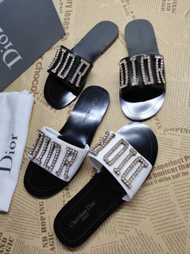 p180顶级版本[强][强] Dior 2021Ss 迪奥 新款走秀爆款珍珠字母金属Logo懒人拖鞋，众多网红上脚，代购级别，上脚时尚舒服，适合任何服饰搭配，萌