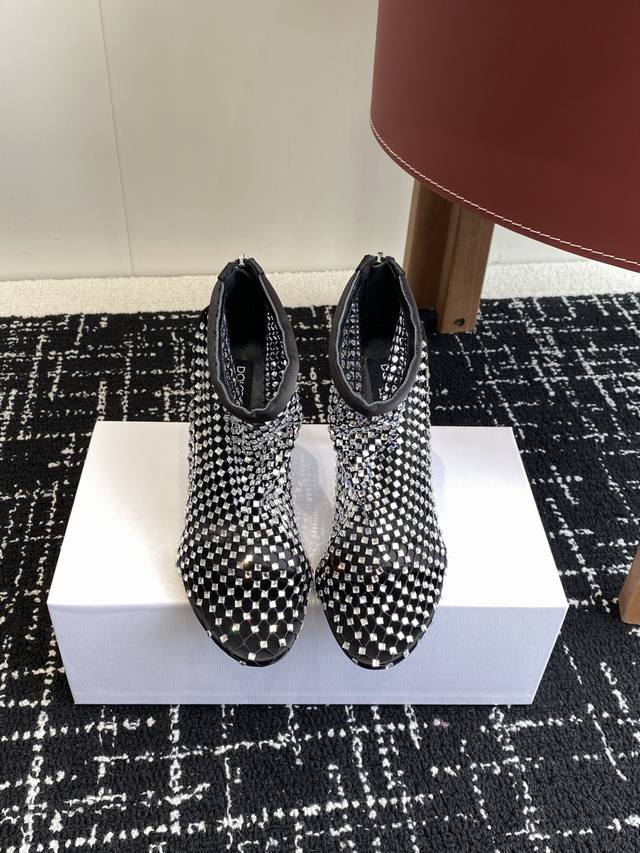 代购级480 d&G古典与现代碰撞出的意式浪漫美学杜嘉班纳（Dolce & Gabbana）真丝系列 超高跟凉靴 线条，版型，看得到的高级感，非市场通货可比 d
