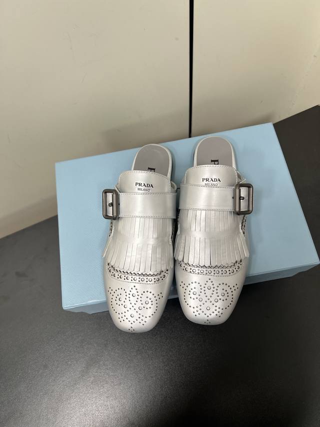 420男款43025Ss春夏新款Rada普拉达情侣复古手工雕花皮雕扣平底乐福鞋/半拖鞋 这款鞋履着意呈现经典与复古格调，兼具阳刚气质与柔美风情，形成二元对比，彰