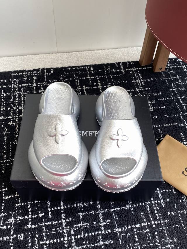 代购级300 smfk 25Ss 小众潮牌爆款没计感浮雕一字厚底拖鞋 爆真的是很耐看越看越喜欢！矮个子宝宝的福音直接拉长身材比例！！ 鞋身柔软舒适，鞋底耐磨防滑