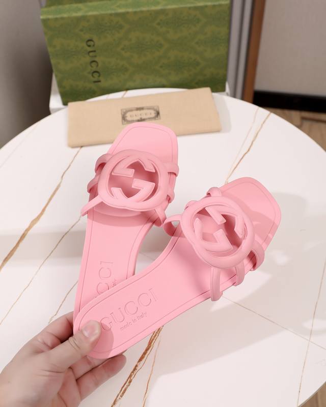 哑光鞋面140 Size:35-41 g爆款2025沙滩果冻鞋 原版开模经典双G鞋面 鞋面：原版开模橡胶注塑一体成型 大底：双层组合大底 尺码：35-41 包装