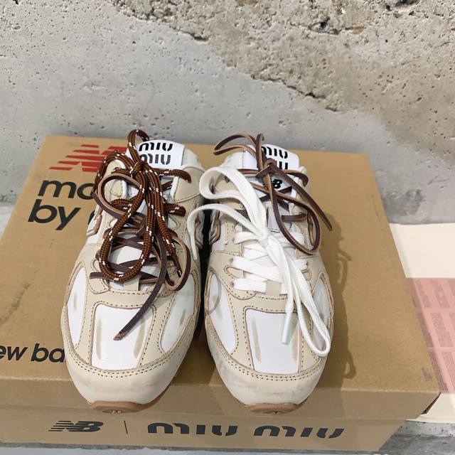 miu Mi* New Balance 联名走秀款半拖随着530运动鞋的大火，迎接夏日的最新款，来自美拉德的快乐鞋极简复古文艺的风格都能搭，搭各式的袜子也很赞轻