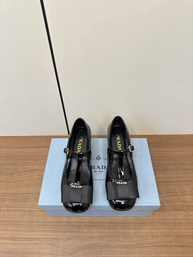 prada 25新品 玛丽珍蝴蝶结时尚百搭单鞋！P380 prada新款芭蕾舞实物尊嘟很美 丝绒玛丽珍黄蓉漆皮芭蕾舞鞋也都是很值得美眉们入手的单品 面料：天鹅绒
