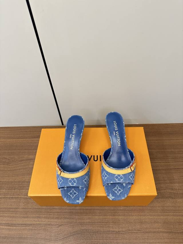 顶级版本Lv 2025Ss新品金典Lv老花猫跟拖鞋 P380 这款 Helios 凉鞋采用漂白Monogram 牛仔帆布制成，搭配天然皮革饰边，引人注目。该表款