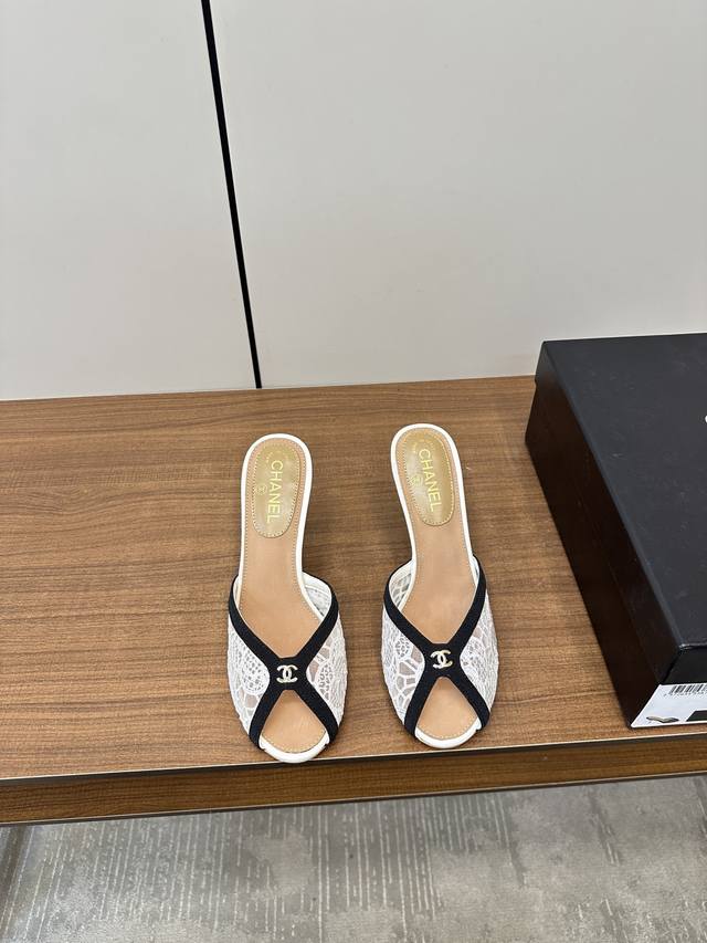 chanel-小香25K 春夏新品网纱蕾丝双C高跟拖鞋ＰP380 chanel-小香24P夏新品网纱蕾丝双C高跟拖鞋，百搭显脚瘦气质款，搭配性感网纱配饰，颜值爆