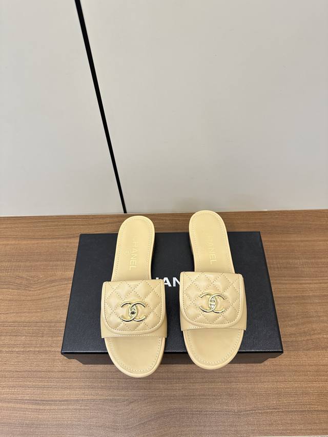 chanel 25C 书包扣平底拖鞋 P350 chanel书包扣系列上线，难以抗拒灵感度假系面貌呈现不变的经典，应对各种风格变换缤纷色彩只在这一季绽放脚间华丽