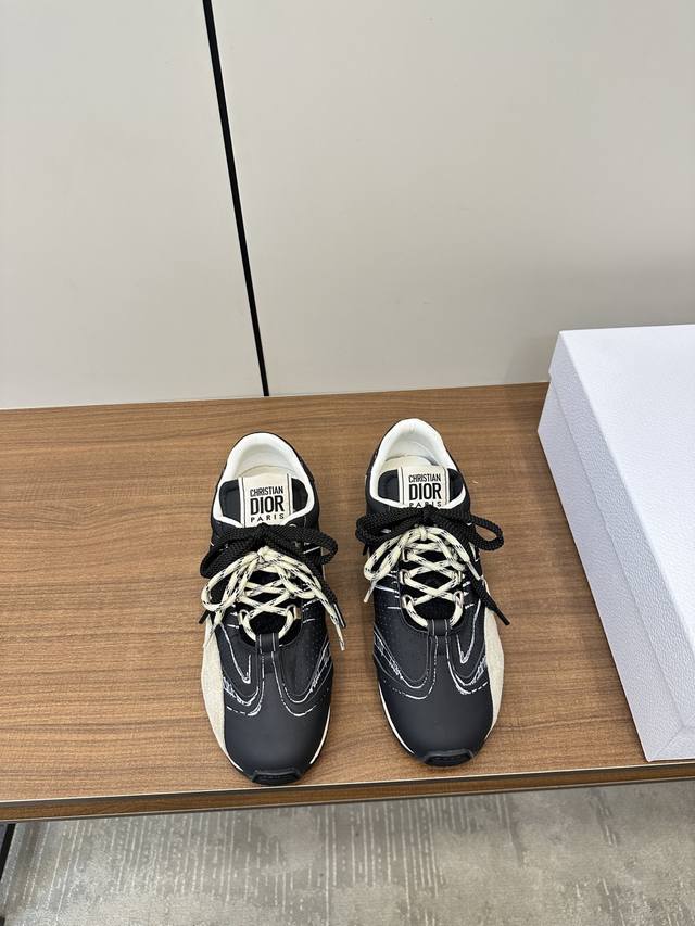 dior 迪奥 25K 百搭时髦涂鸦素描德训鞋情侣款 运动鞋 P420 dior运动鞋彰显醒目而时尚的风范。精心制作，鞋面3D打印设计风格搭配超级时尚，细节也增