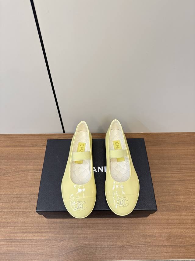 chanel 25K 新款 玛丽珍 单鞋系列——玛丽珍平底芭蕾舞鞋P370 专柜简直疯抢了，各大社交平台热门晒图，这期的走秀款绝对太帅了，绝对是这一季最热门的款