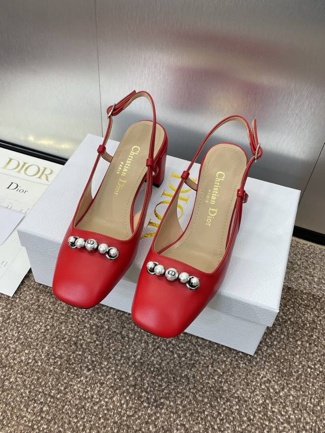 工厂价P400 迪奥 Dior 2025春夏高定系列新款Paris糖果色高跟芭蕾舞女鞋 Cd字母Logo珍珠扣粗跟蝴蝶结凉鞋 材质：进口牛漆皮/全粒面小牛皮/环