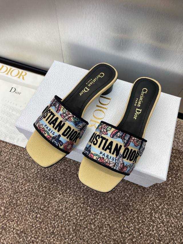 工厂价平底P290 高跟P310 迪奥 Dior 2025春夏新款一字拖拼色女鞋 Cd字母Logo立体刺绣圆柱跟凉鞋 方头粗跟果冻色露趾拖鞋 市面顶级版本 材质