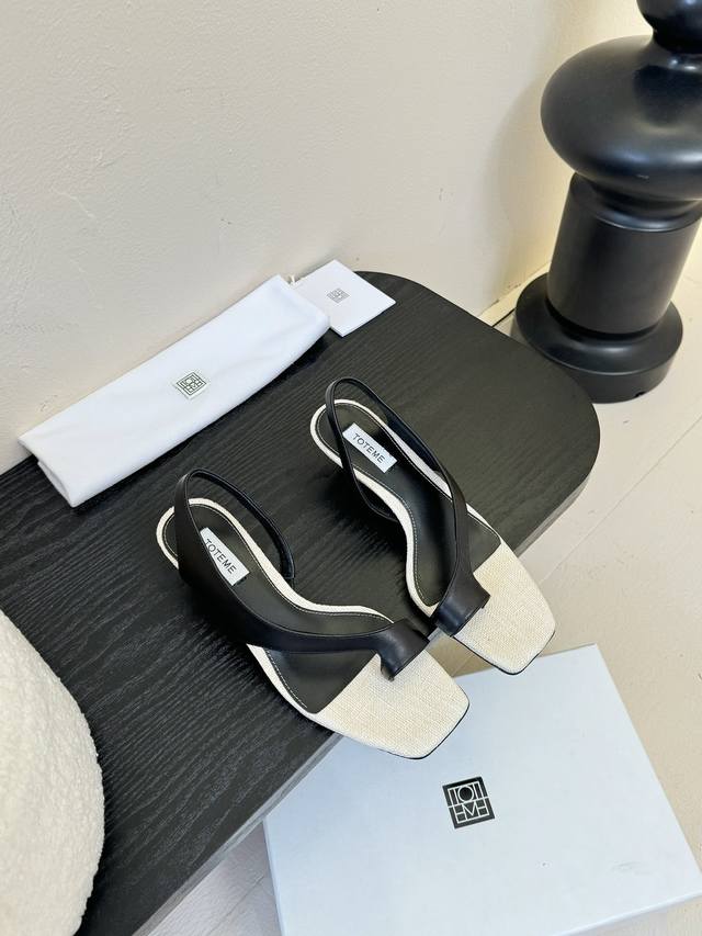 360 独家早春新品 Totem* 牛皮方根露趾凉鞋 早春现货发售！太有特点啦！带有复古的味道 配上喇叭裤瞬间品味拉满 原版购入同步官网发售 对于Toteme这